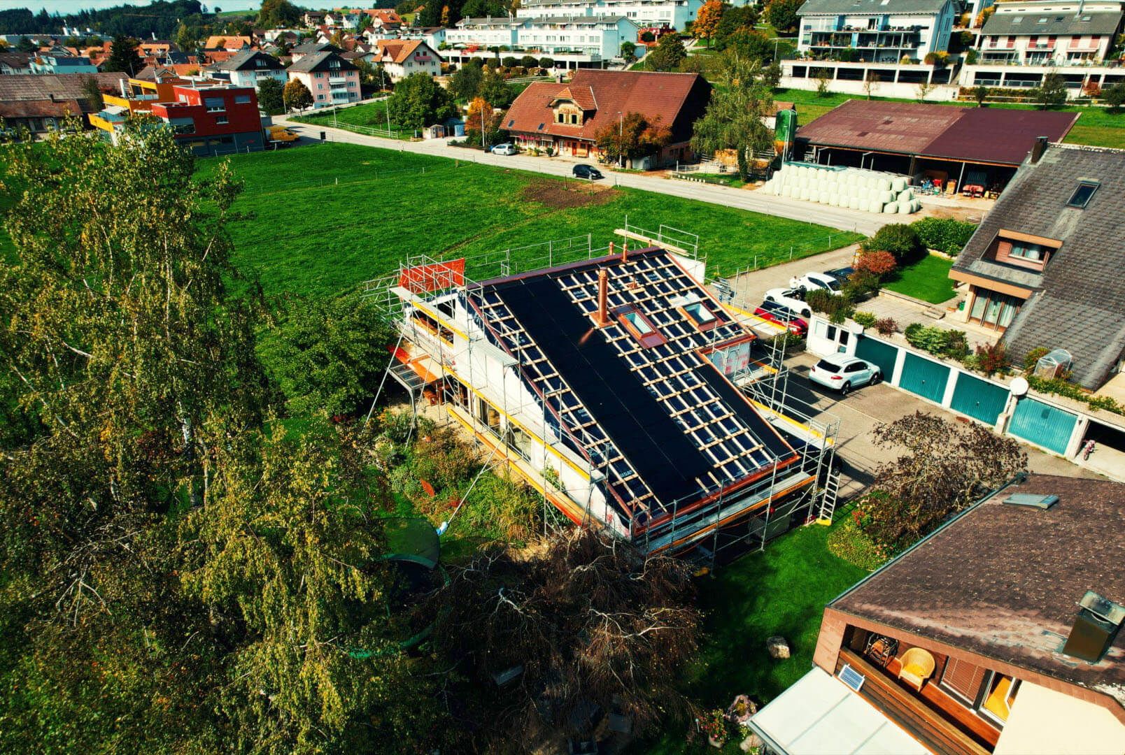 Solargerüst an einem Einfamilienhaus – Foto: KUGE Bau AG