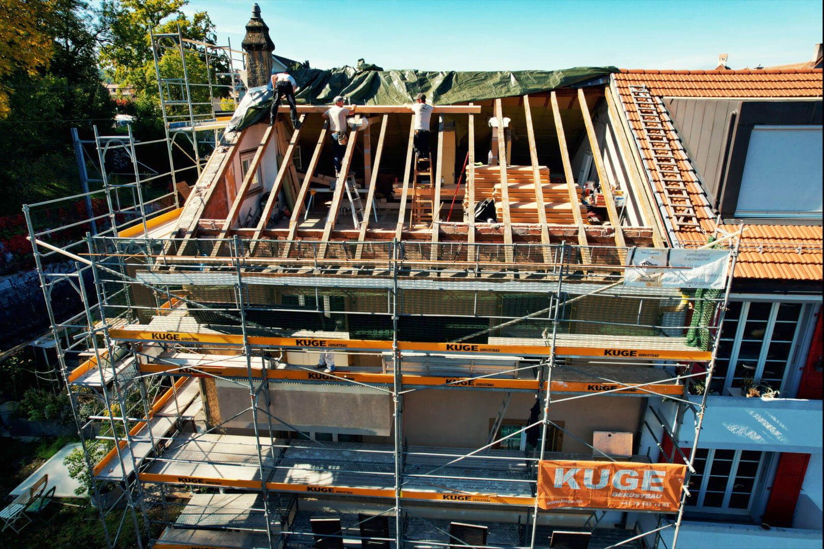Dachgerüste im Einsatz an einem Wohnhaus – Foto: KUGE Bau AG