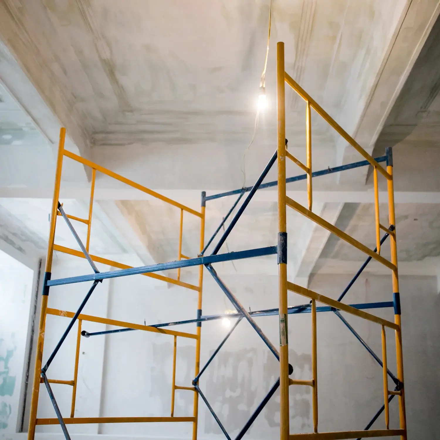 Gerüstbau mobiles Rollgerüst auf einer Baustelle – Foto: KUGE Bau AG