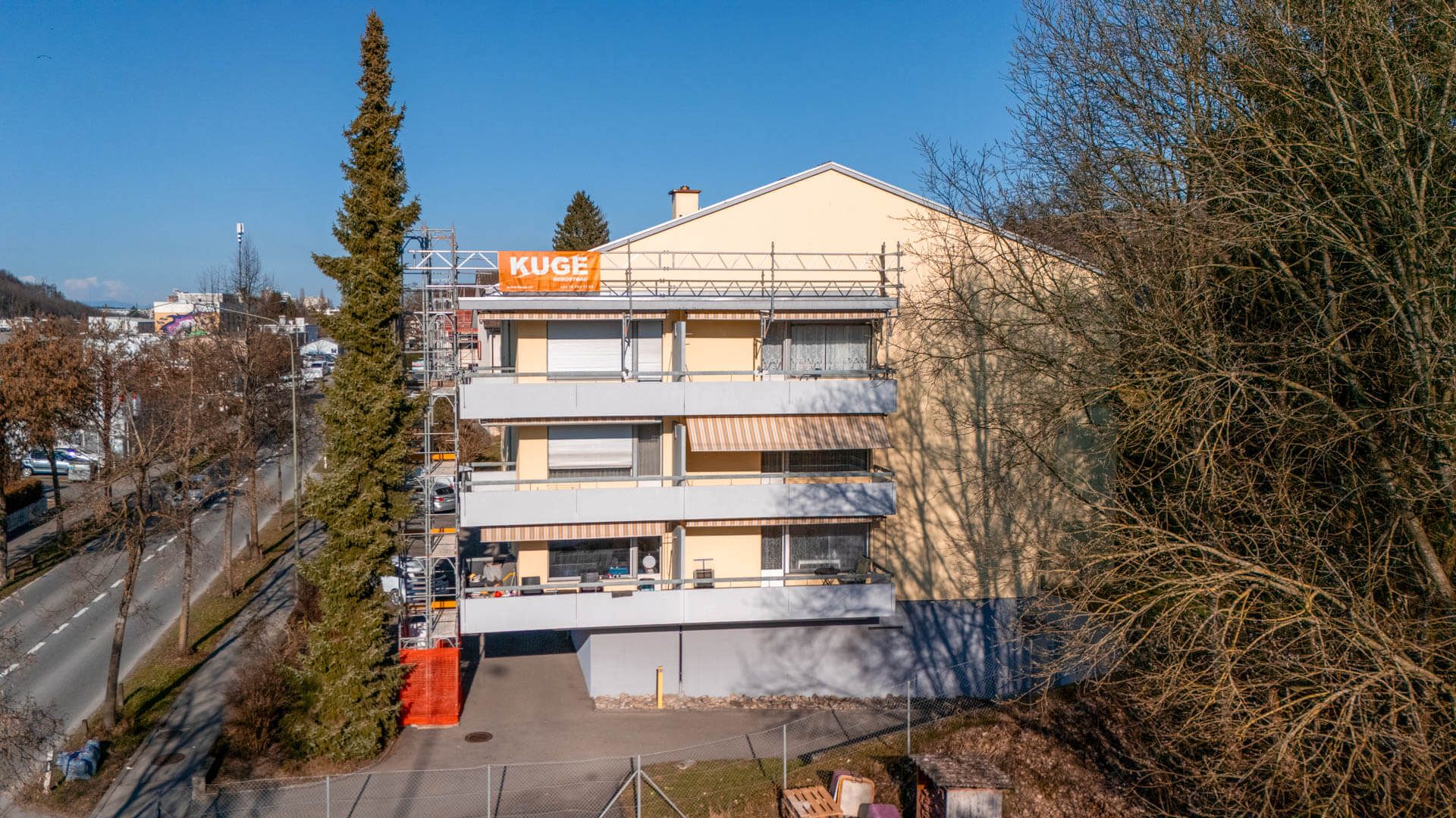 Fassadengerüst an einem Mehrfamilienhaus – Foto: KUGE Bau AG