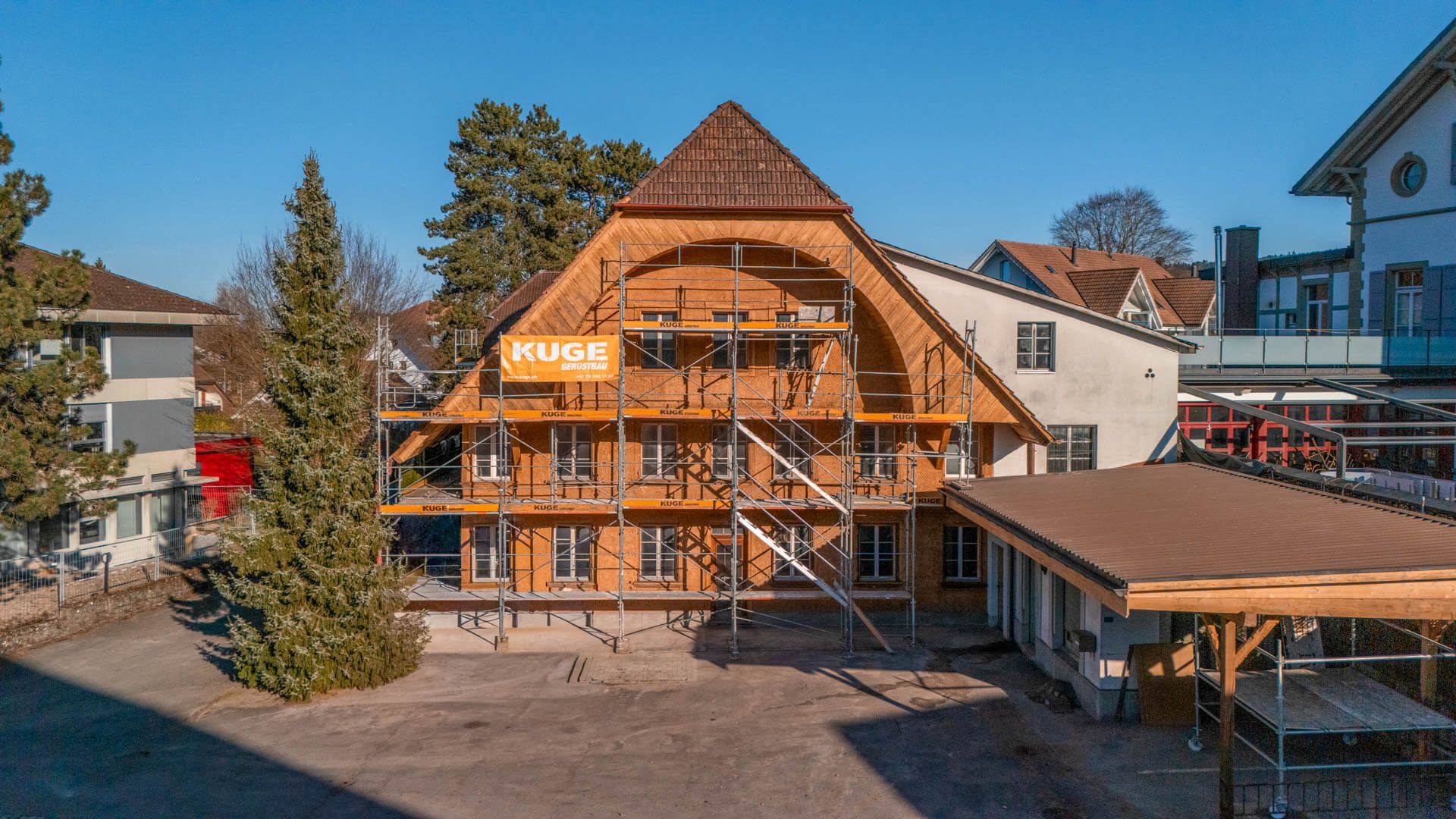 Fassadengerüst an einem mehrgeschossigen Wohnhaus – Foto: KUGE Bau AG