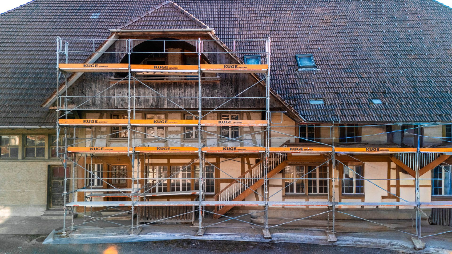Fassadengerüst über die volle Gebäudelänge – Foto: KUGE Bau AG