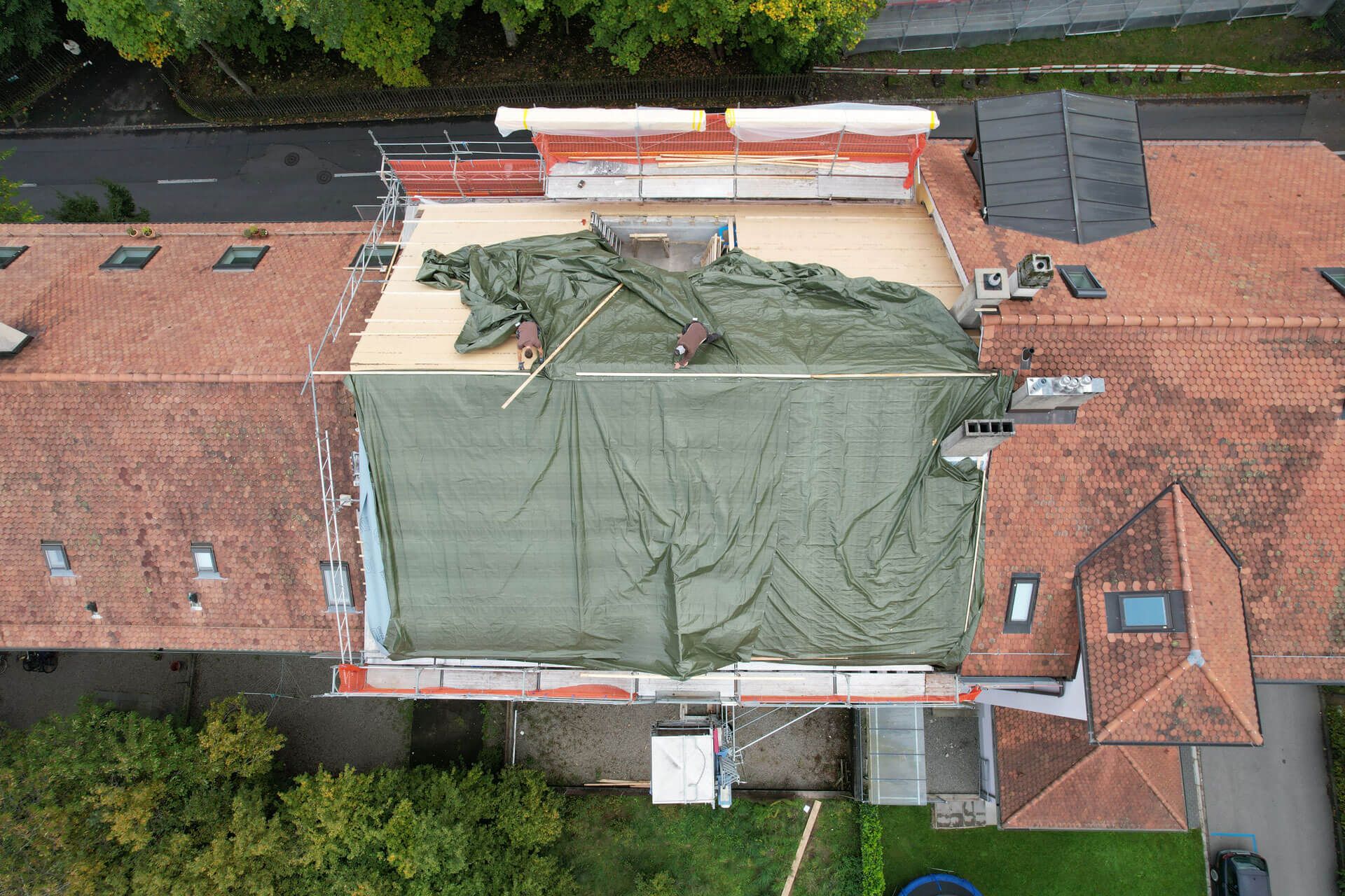 Gerüstbau Dachfanggerüst an einem Schrägdach – Foto: KUGE Bau AG