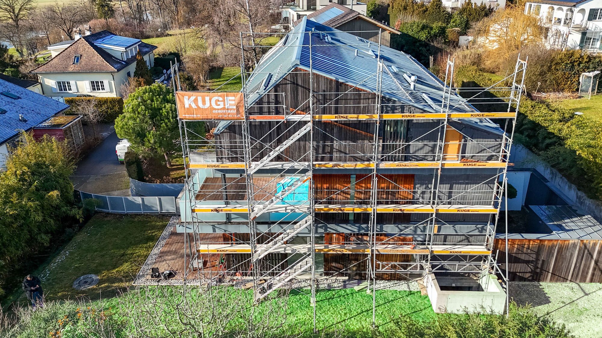 Fassadengerüst an einem Mehrfamilienhaus – Foto: KUGE Bau AG