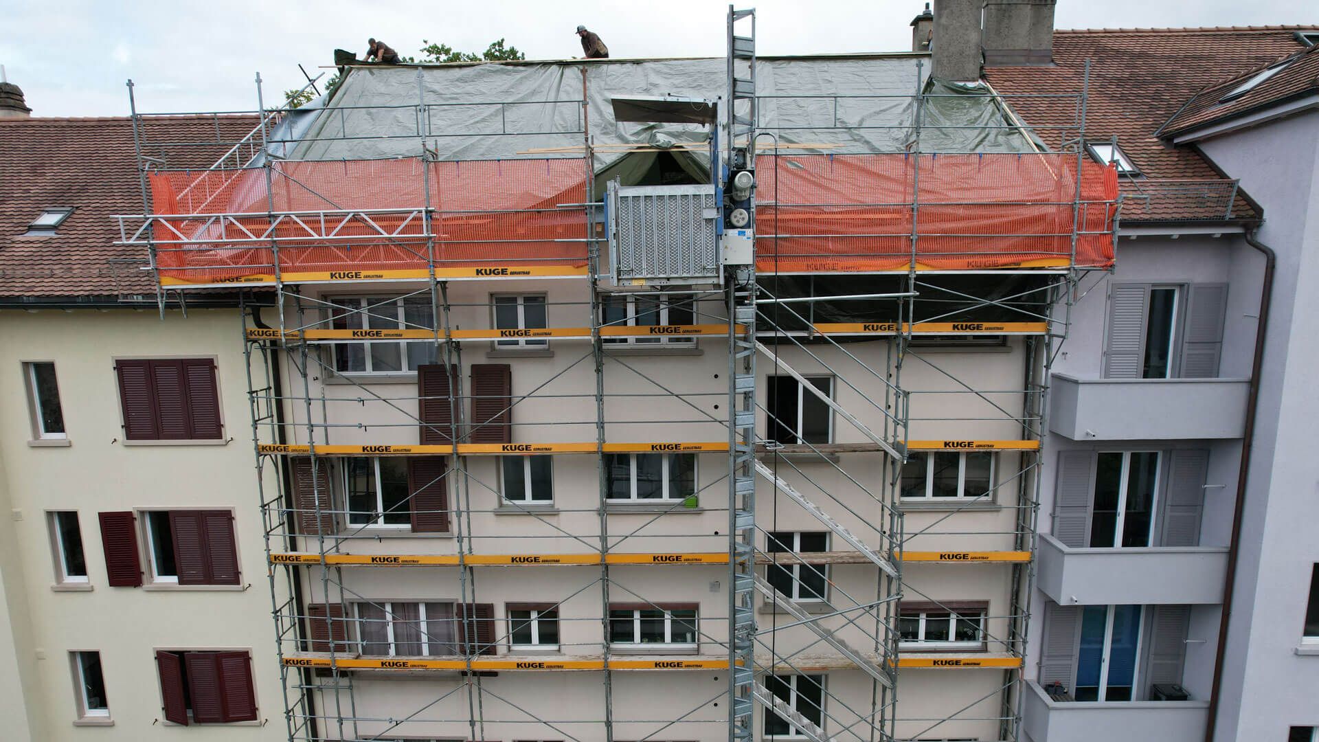 Gerüstbau Absturzsicherung mit dreiteiligem Seitenschutz an einer Fassade – Foto: KUGE Bau AG