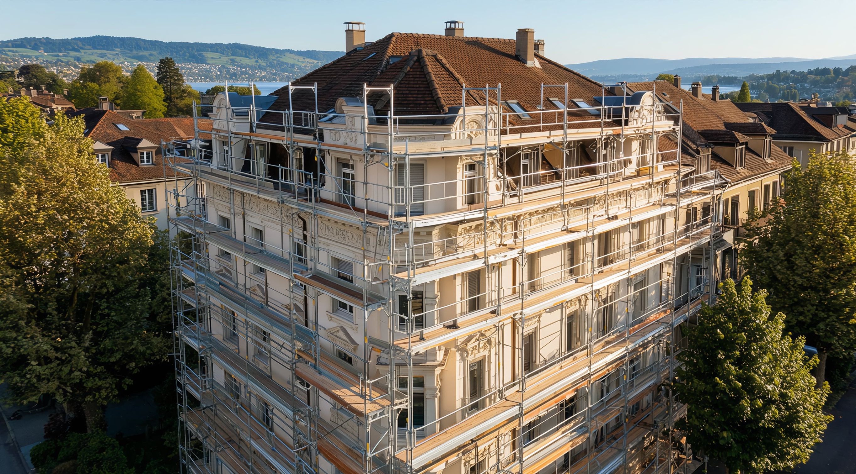 Fassadengerüst an einem Gründerzeitbau mit gegliederter Fassade – Foto: KUGE Bau AG